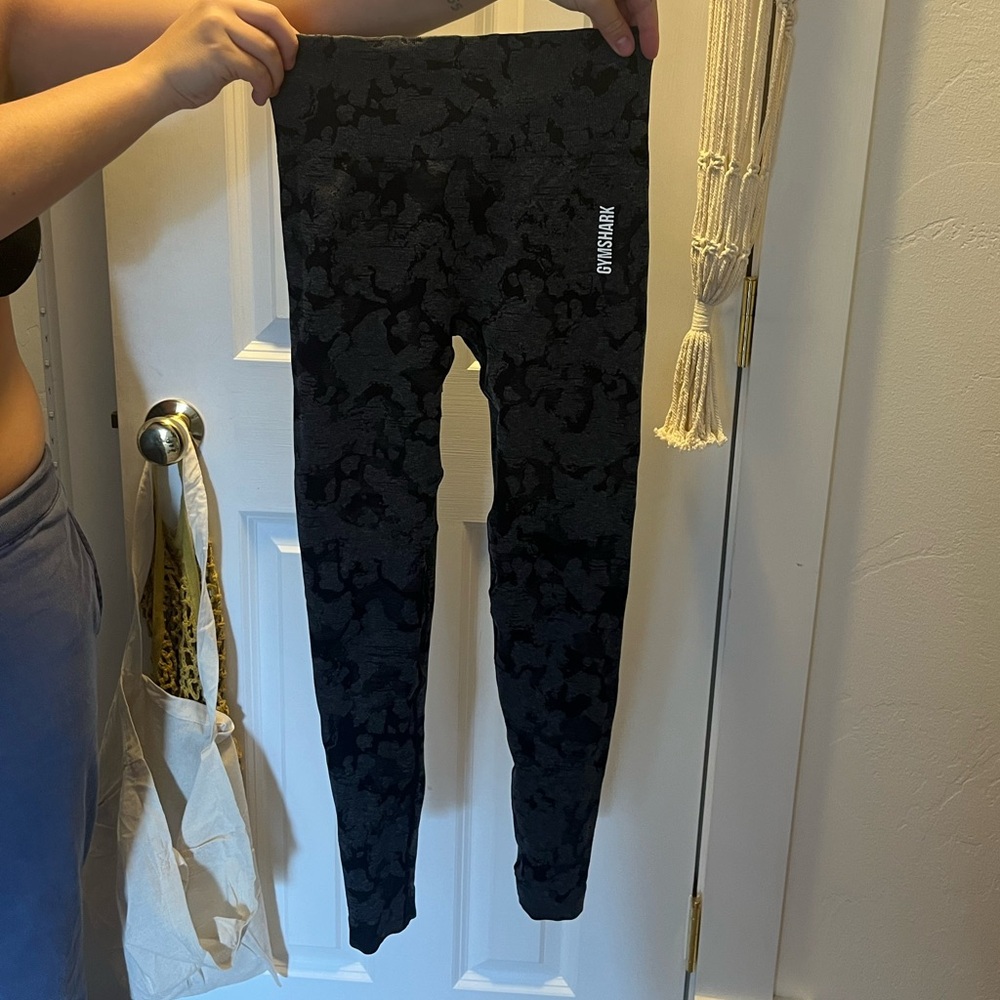 Gym shark leggings with grey and black pattern